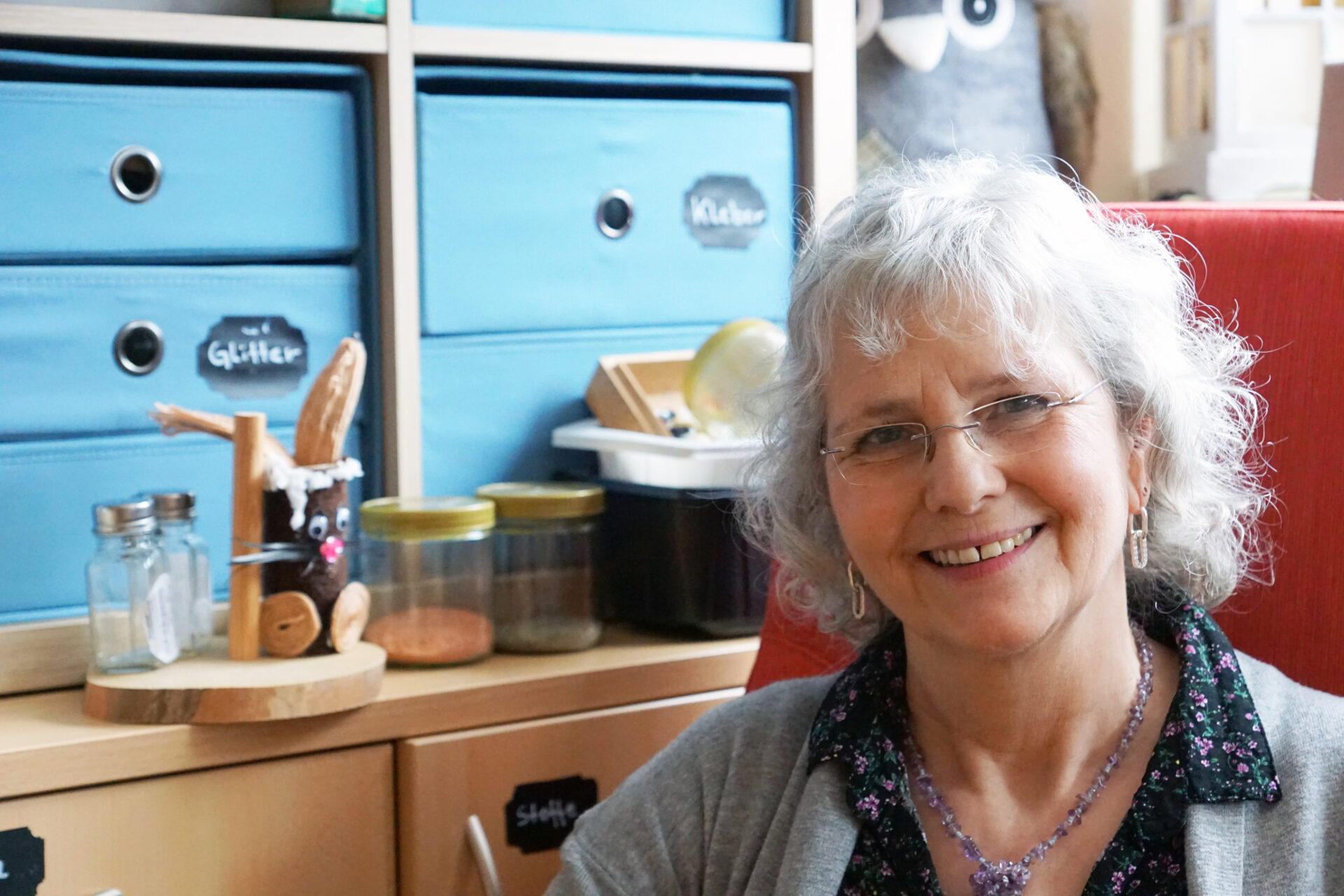 Eine Frau schaut lächelnd in die Kamera.