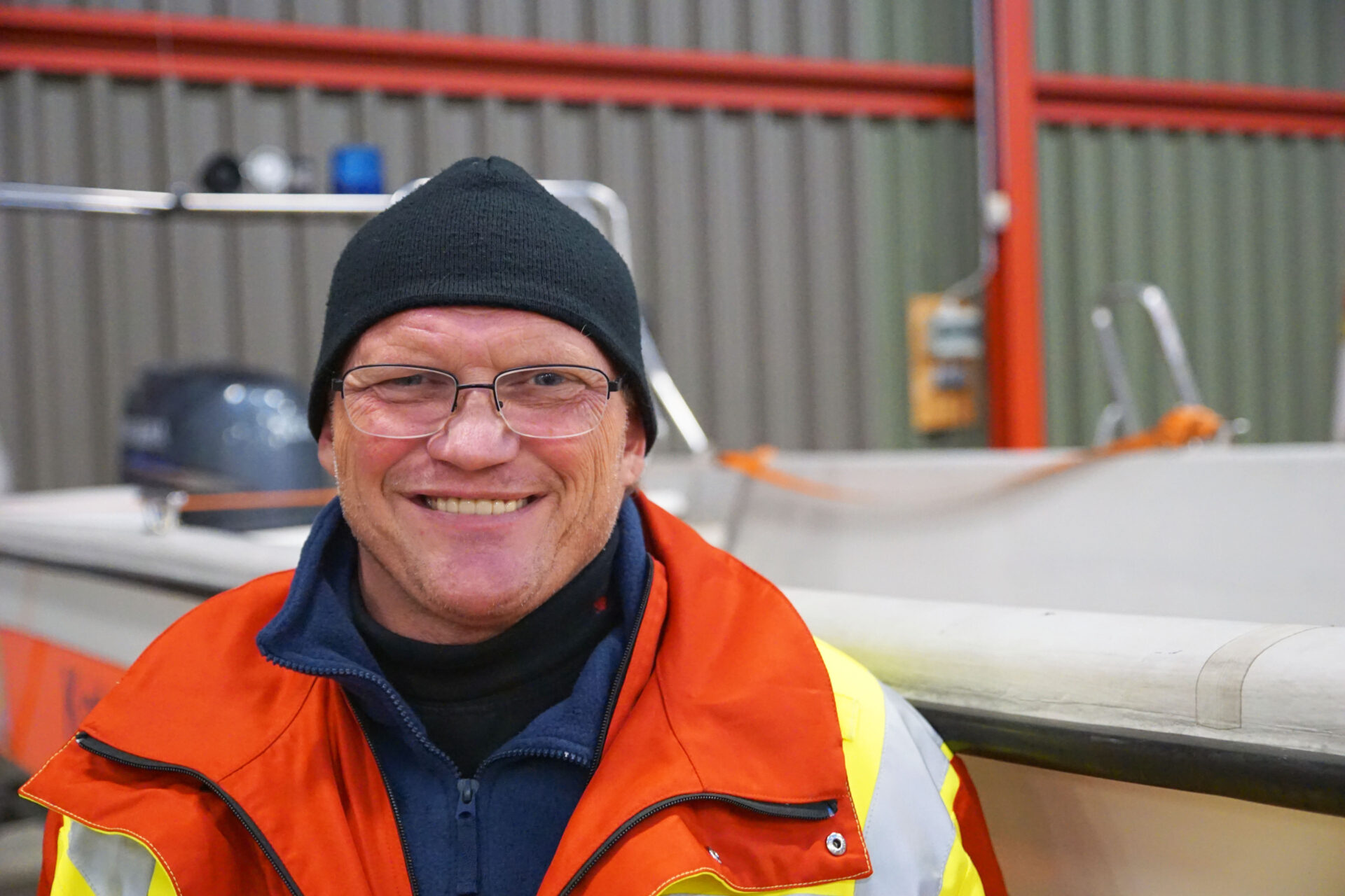 Ein Mann schaut lächelnd in die Kamera.