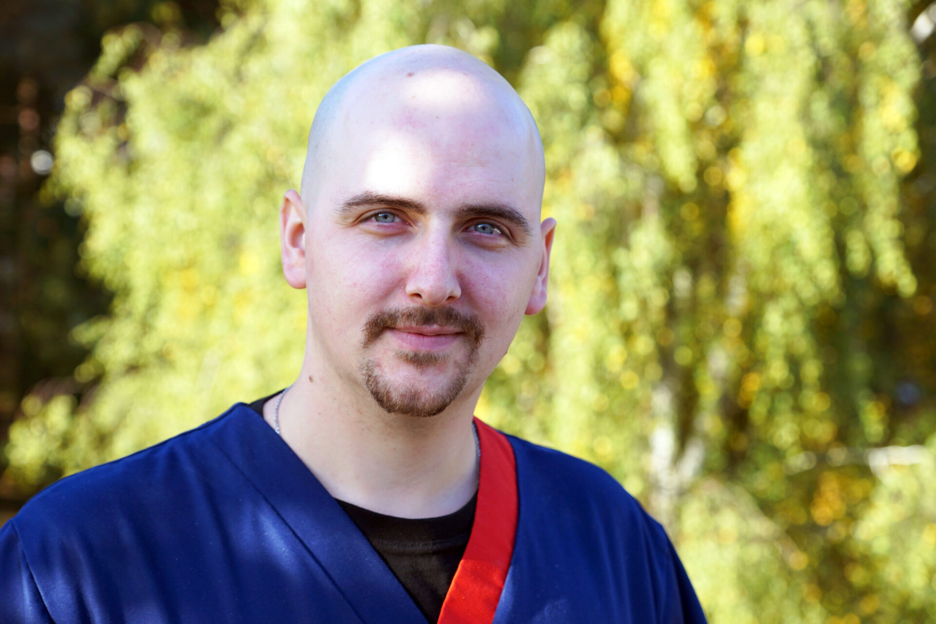 Ein Mann schaut freundlich in die Kamera.