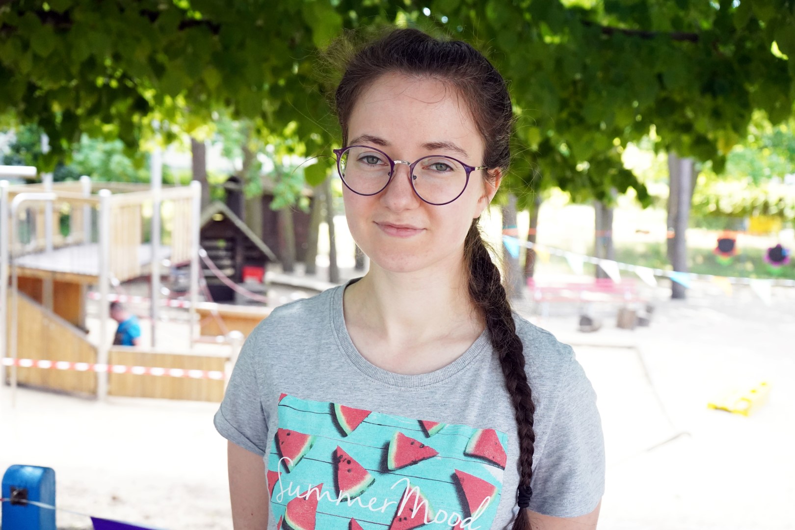 Eine junge Frau schaut freundlich in die Kamera.