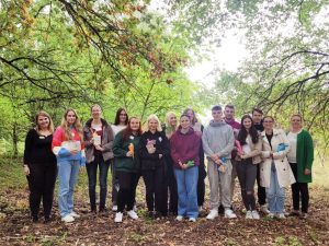 Ein Gruppenfoto von 13 jungen Menschen, die stolz ihre Zuckertüten in die Kamera halten.
